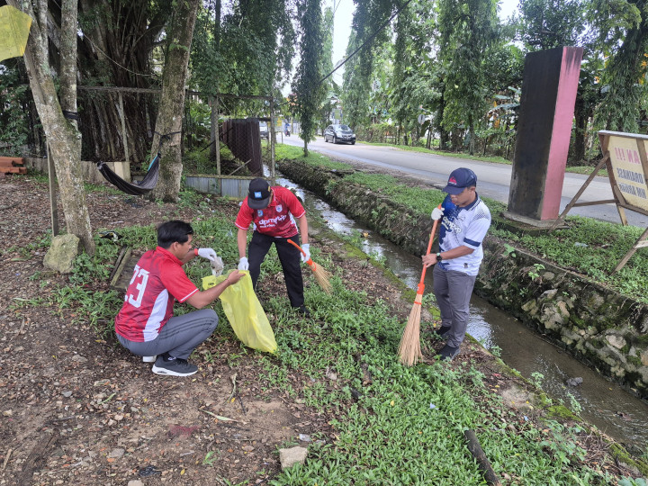 Dukung Program Gesit, DPM-PTSP Turunkan 8 Pegawai Bersih-bersih di Kelurahan Belimbing