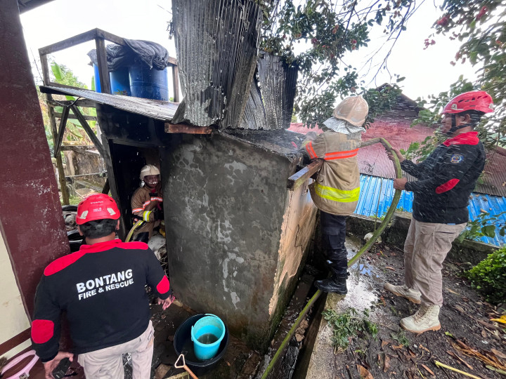 Gudang Penyimpanan Barang di Loktuan Ludes Terbakar