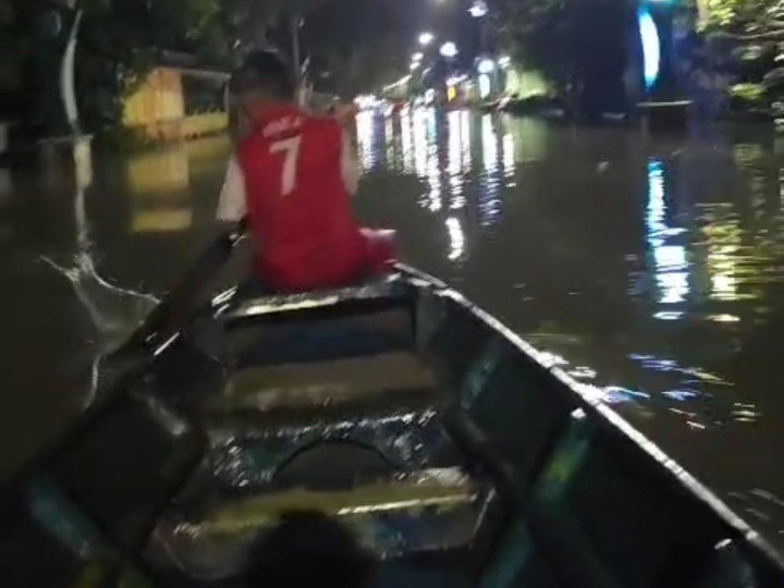 Jalan Terendam Banjir Rob, Warga Bontang Kuala Pakai Ketinting