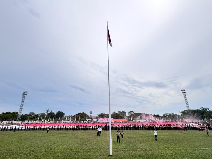 Peringati HUT Pramuka ke-64, Dispopar Bontang Bentangkan Bendera Merah Putih Raksasa Sepanjang 80 Meter