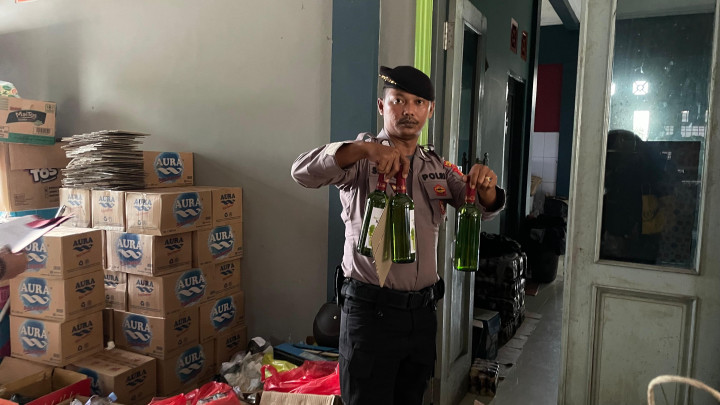 Polisi Sita Ratusan Botol Miras di 3 Toko Kelontong, Pemilik Terancam Denda Rp 1,5 Juta