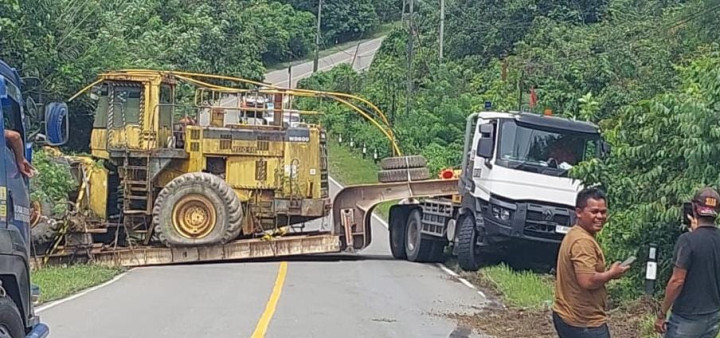 Poros Bontang-Samarinda Lumpuh, Truk Trailer Kandas di Simpang 3 Marangkayu