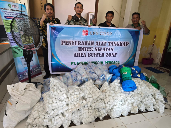 PT EUP Salurkan Bantuan Alat Tangkap untuk Nelayan di Bontang dan Santan Ilir