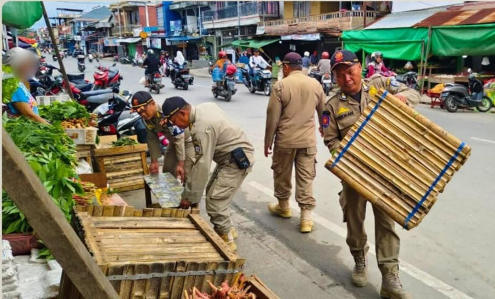 Satpol PP Kembali Tertibkan Lapak Pedagang yang Jualan di atas Trotoar Pasar Rawa Indah