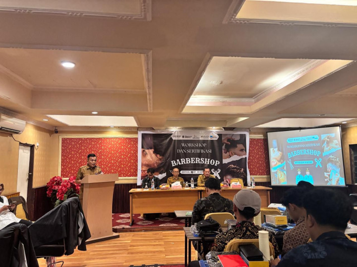 Siapkan Generasi Muda Jadi Wirausaha Kreatif, Dispopar Bontang Gelar Pelatihan Barbershop