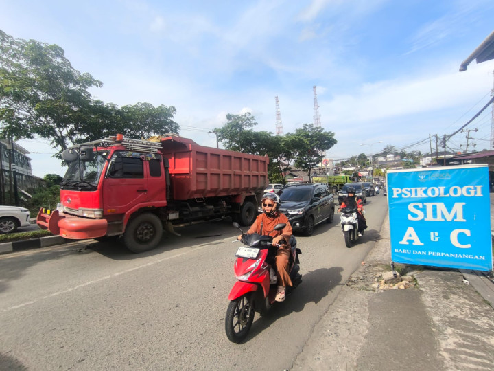 Tak Kuat Menanjak, Truk Muatan Material Kandas di Tanjakan Polres Bontang
