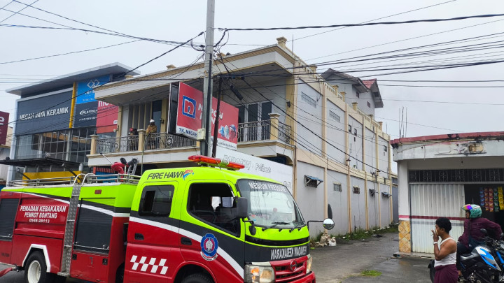 Toko Bangunan Keramik di Pattimura Nyaris Ludes Terbakar; Percikan Muncul dari Lantai 2