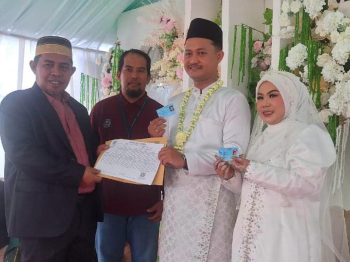Usai Akad Pasutri di Bontang Langsung Terima Dokumen Kependudukan lewat Program "Demi Kekasihku”