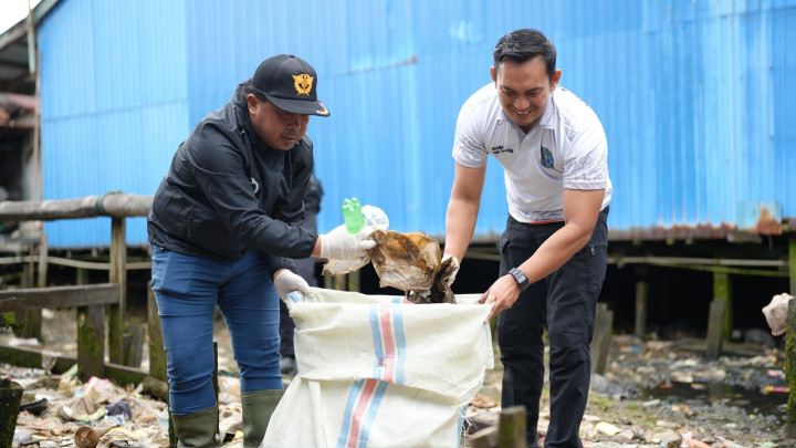 Wawali Agus Haris Turun Lapangan dalam Aksi Pungut Sampah di Tanjung Laut Indah