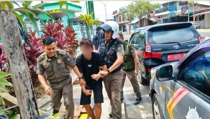 Acap Kali Memaksa; Satpol PP Amankan Pengamen di Simpang Tanjung Laut