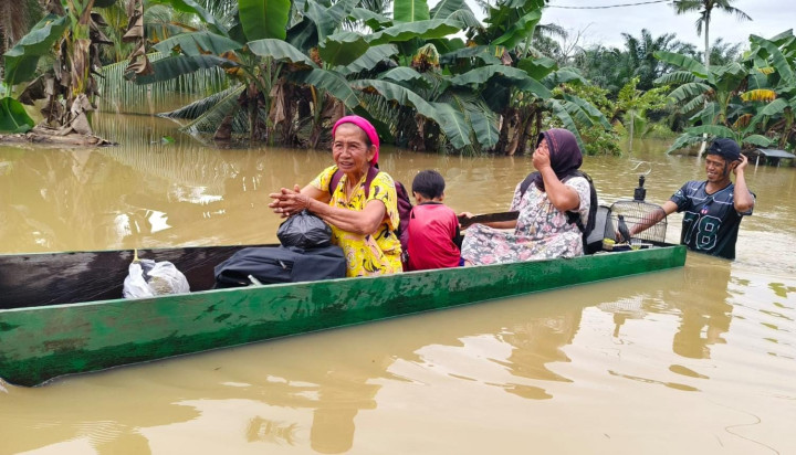 Desa Santan Tengah Dikepung Banjir, Warga Dievakuasi Pakai Kapal, Bertahan dengan Sisa Sembako