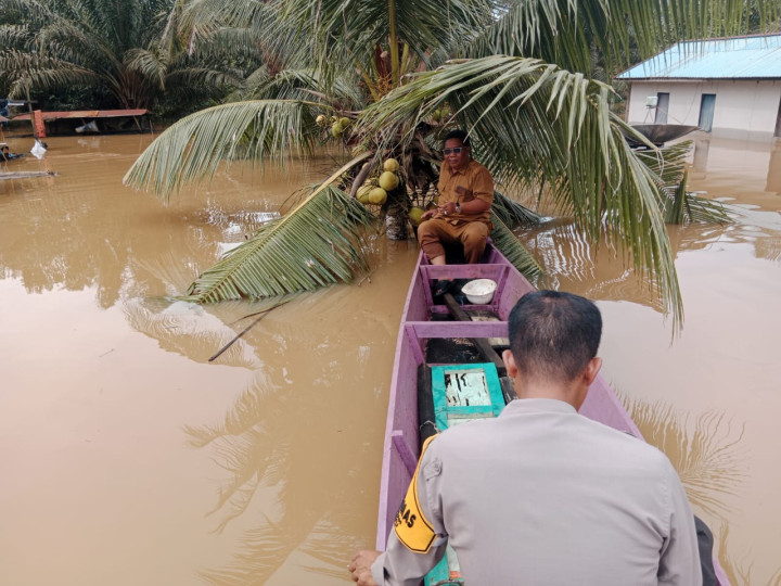 Dikepung Banjir Aktivitas 2 Ribu Warga Desa Santan Tengah Lumpuh, Butuh Bantuan Makanan