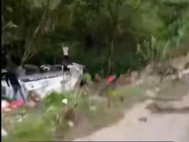 Kecelakaan Beruntun Poros Sambo: Truk Terperosok ke Jurang, Supir Terjepit, Damkar Diterjunkan