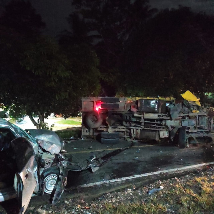 Kecelakaan di Poros Sambo, Mobil Vs Truk: Pengemudi Luka, Lalu Lintas Sempat Lumpuh