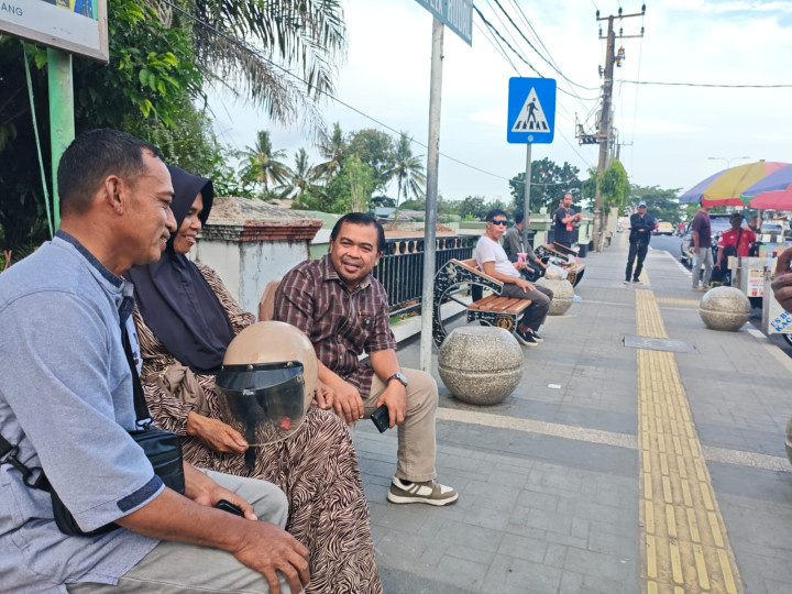 Monitoring Proyek Trotoar Baru; AH Puas Warga Bisa Rasakan Manfaat Pembangunan