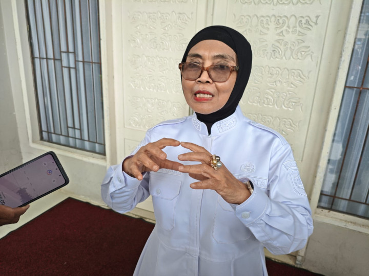 Neni Minta DLH Segera Pasang Jaring Tangkap Sampah di Pesisir; Minta Perusahaan Ikut Bantu