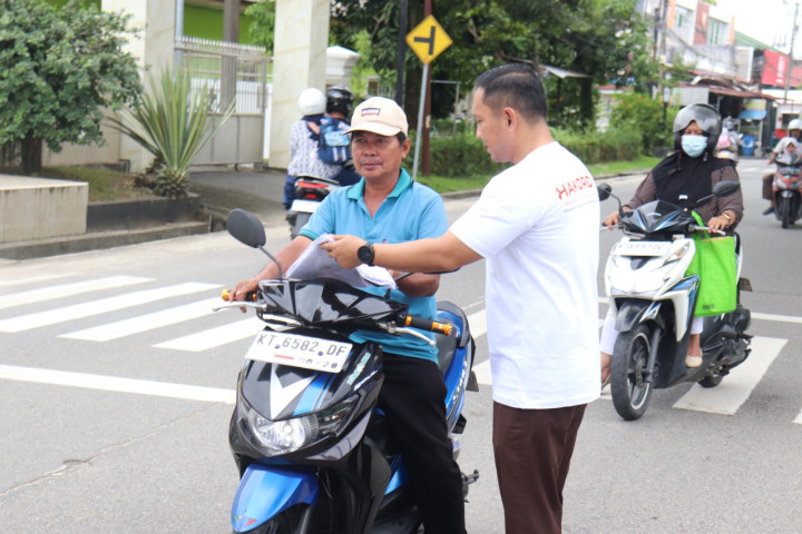 Peringati Hari Anti Korupsi Se-Dunia; Kejari Bontang Bagi-Bagi Kaos ke Warga