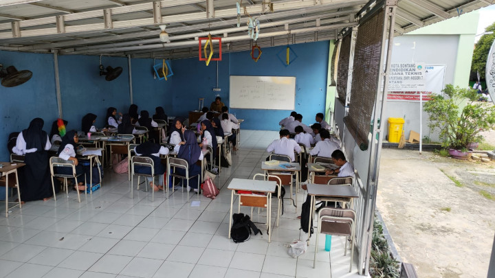 Proyek Pematangan Lahan Rp 3,5 Miliar di SMPN 7 Batal; Murid Terpaksa Belajar di Luar Ruangan