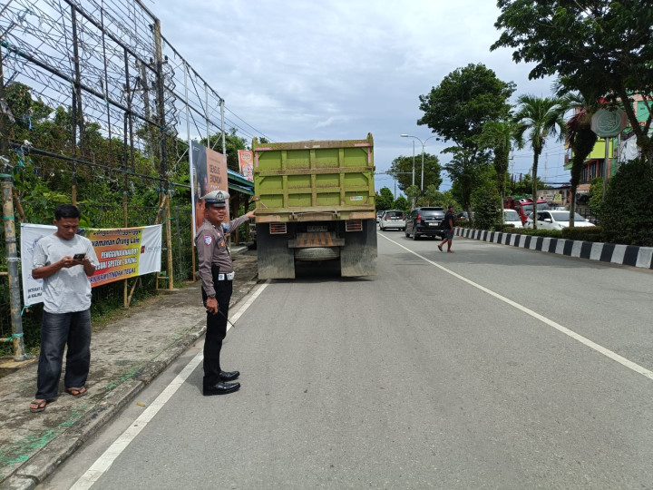 Tak Pakai Terpal dan Material Kerap Tumpah ke Jalan, Satlantas Tilang 5 Truk dengan Denda Rp500 Ribu