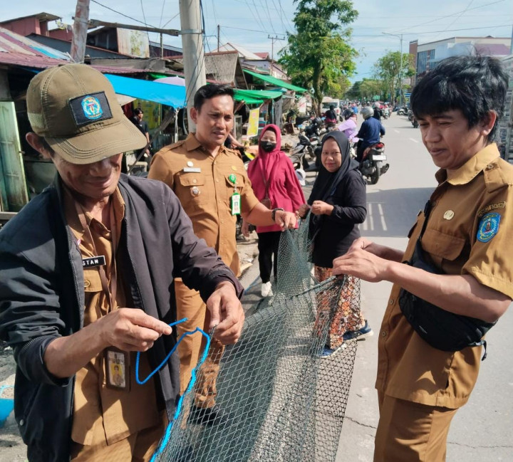 Tim Kelurahan Tanjung Laut Indah Mulai Pasang Jaring Tangkap Sampah di Pesisir