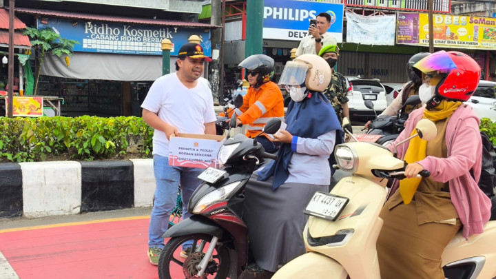 Wawali Rogoh Kocek Pribadi Sumbang Korban Bencana; Ikut Turun Aksi Galang Dana di Jalanan