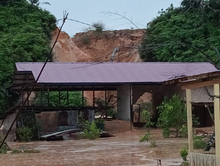 1 Bangunan dan 3 Rumah di Kanaan Terdampak Longsoran Bekas Galian C,  Warga Terpaksa Mengungsi