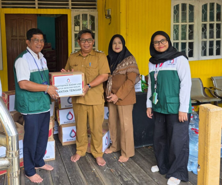 Badak LNG Salurkan Bantuan untuk Korban Banjir di Santan Marang Kayu