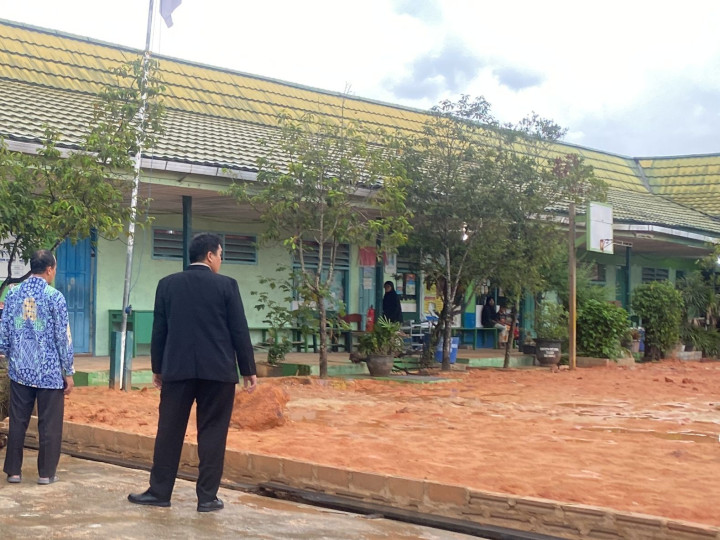 Badak LNG Salurkan Bantuan untuk Sekolah Terdampak Air Rob