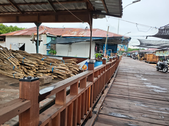 Gagal Estetik! Baru Jadi Lampu Jembatan di Tanjung Limau Dirusak dan Dibuang ke Laut