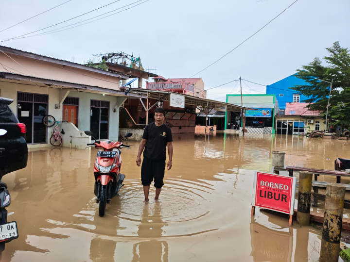 Hujan Deras Semalaman, Kawasan Belakang Bank Dhanarta Bontang Terendam Banjir