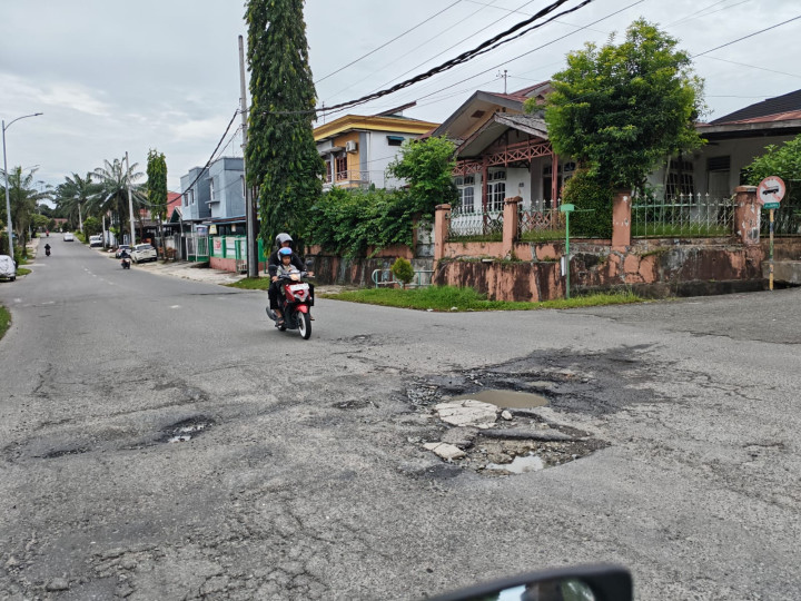 Jalan Berlubang di HOP 5 Dibiarkan Berlarut-larut; Bahayakan Pengendara