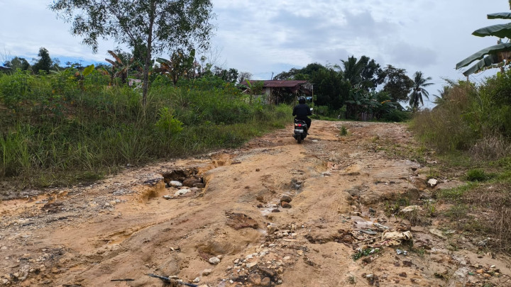 Jalan Kampung Timur di Kanaan Rusak Parah; Dibuka Tahun 2024, Dibiarkan Hingga Sekarang