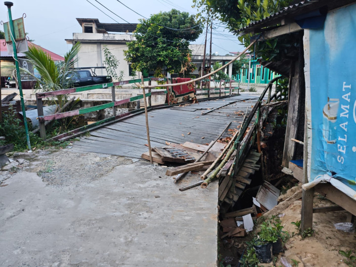 Jembatan Penghubung di RT 33 Api-Api Ditutup Warga; Khawatir Roboh, Tak Ada Anggaran Perbaikan Tahun Ini