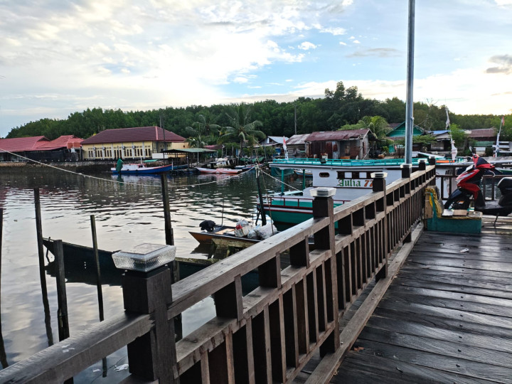 Lurah: Lampu Jembatan di Tanjung Limau Tak Dibuang, Jatuh ke Laut karena Pemasangan Tak Kuat