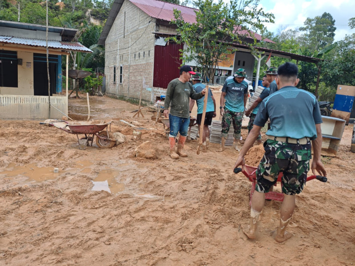 Permukiman Warga Kanaan Terdampak Longsor Mulai Dibersihkan, TNI Turun Bantu Warga
