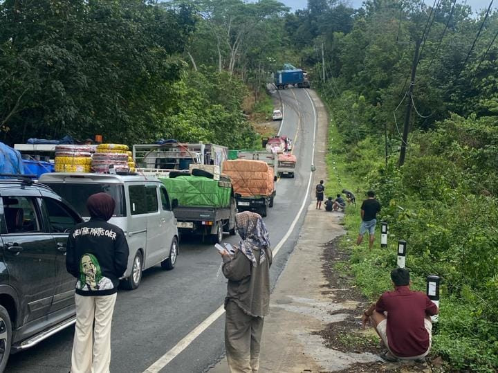 Poros Samarinda-Bontang di Kilometer 68 Lumpuh Total karena Kontainer Melintang
