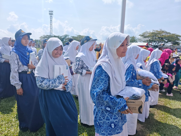 Program Perlengkapan Sekolah Gratis Mulai April, Seragam Libatkan Penjahit Lokal, Tas-Sepatu dari Luar Daerah