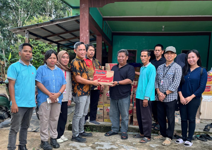 PT Energi Unggul Persada Salurkan Bantuan Makanan untuk Korban Banjir Santan Ilir dan Tengah