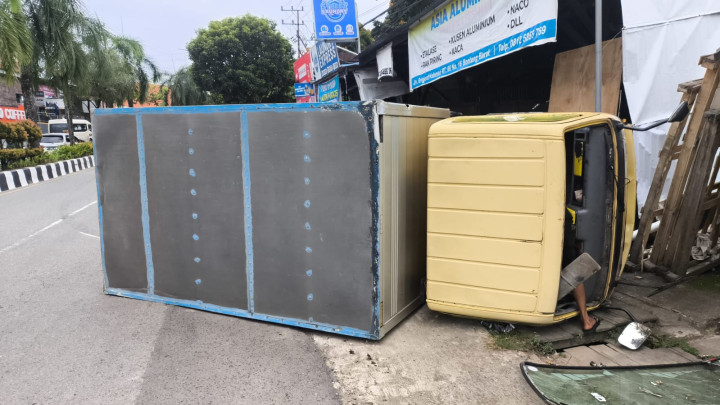 Truk Box Terguling di Kilometer 6 Bontang, Slip karena Ban Gundul