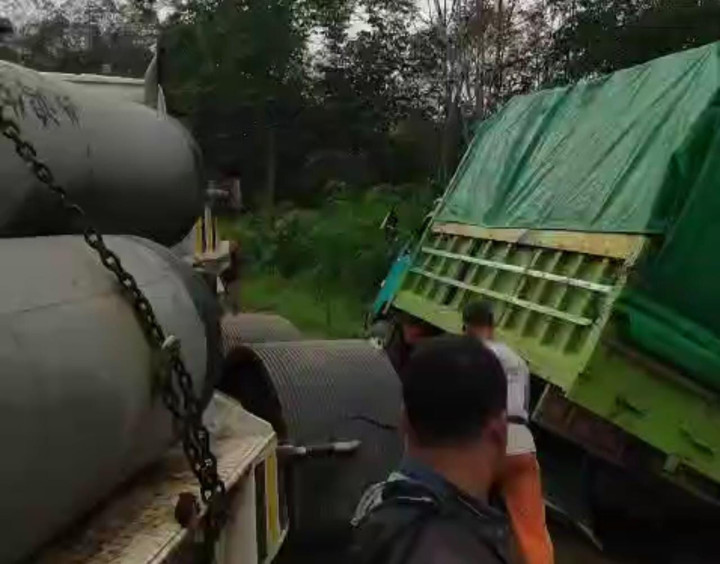 Truk Kandas karena Memaksa Melintas, Poros Samarinda-Bontang Lumpuh Lagi