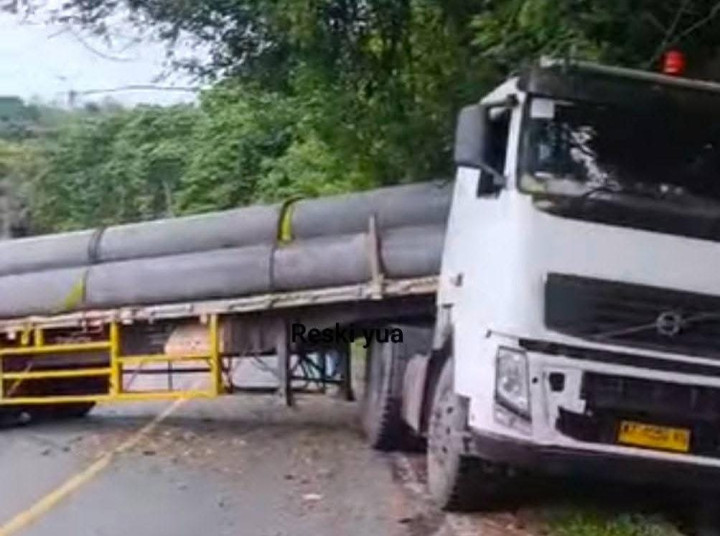 Truk Trailer Melintang di Poros Samarinda-Bontang, Cuma Bisa Dilintasi Mobil Kecil