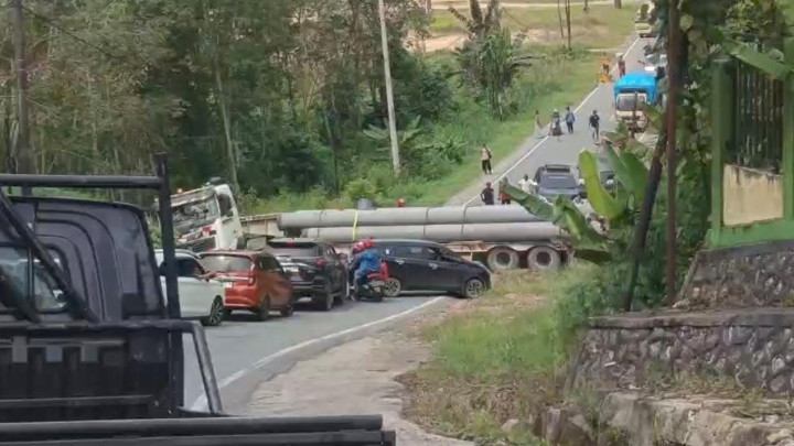 Truk Trailer Tak Kuat Nanjak di Kuburan Perangat Poros Samarinda-Bontang, Akses Lumpuh