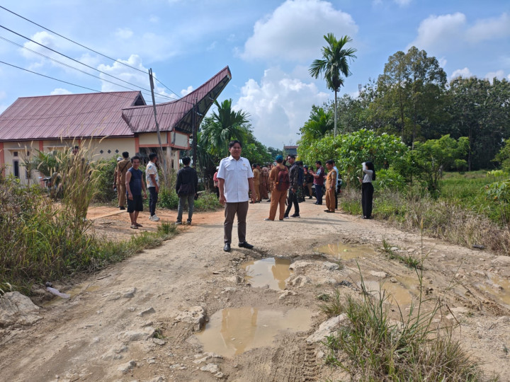 Banjir dan Jalanan Rusak di SD 002 Bontang Barat Dikeluhkan; Sem Nalpa Tuntut Pemkot Segera Perbaiki