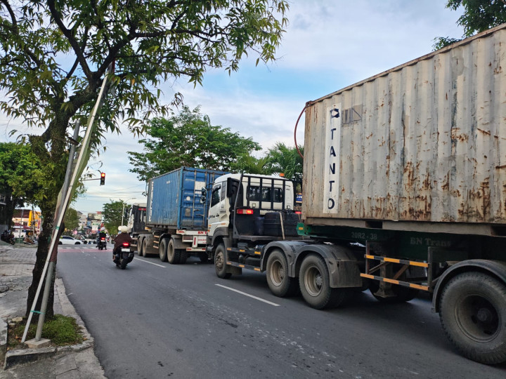 Di tengah Ops Keselamatan; 2 Truk Trailer Melintas Tanpa Pengawalan Polantas