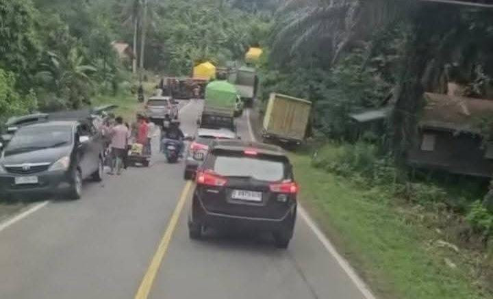 Kecelakaan di Poros Samarinda-Bontang, Truk Terguling Hantam Inova
