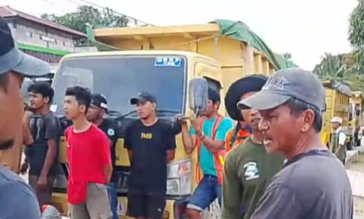 Kecelakaan Terjadi Lagi! Truk Perusahaan Melintas di Jalan Umum Desa Sekerat, Keselamatan Warga Terancam