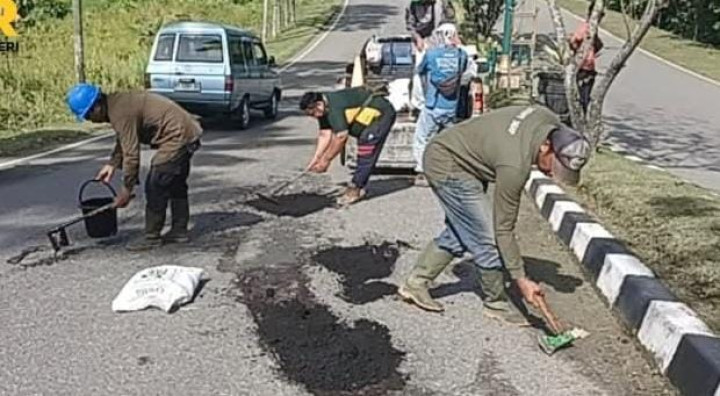 Kelamaan Nunggu Pemerintah Pusat, Jalan Rusak di Depan RSUD Bontang Ditambal Sementara