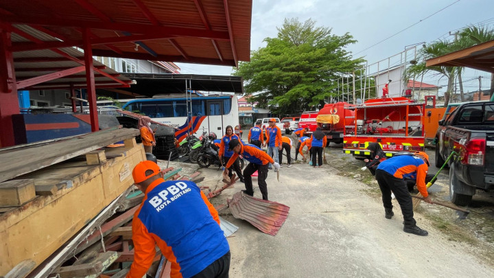 Momentum HPSN 2026, 35 Pegawai BPBD Bontang Kompak Bersihkan Lingkungan Kantor