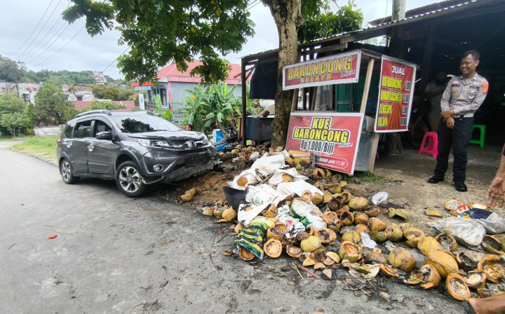 Pedagang Buroncong Ditabrak Honda BR-V di Telihan; Diduga Pengemudi Masih Pelajar