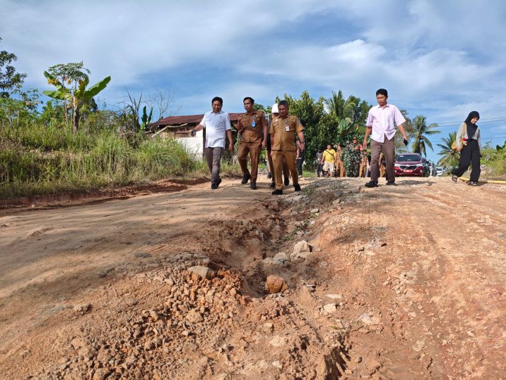 Sem Nalpa Geleng-Geleng Lihat Kondisi Jalan Rusak di Kampung Timur Kanaan; Hujan Berlumpur, Panas Berdebu